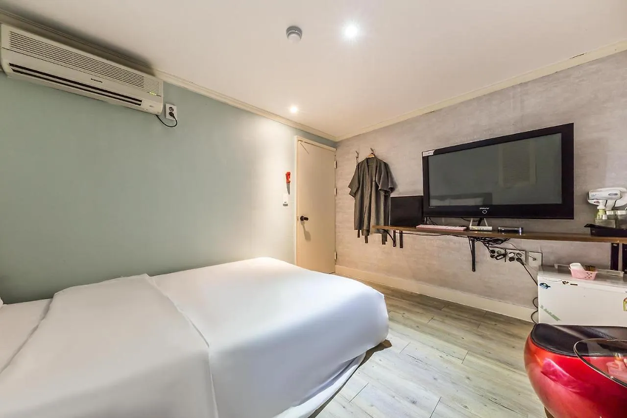 Motel In Seoul Sinchon Goguma Hotel