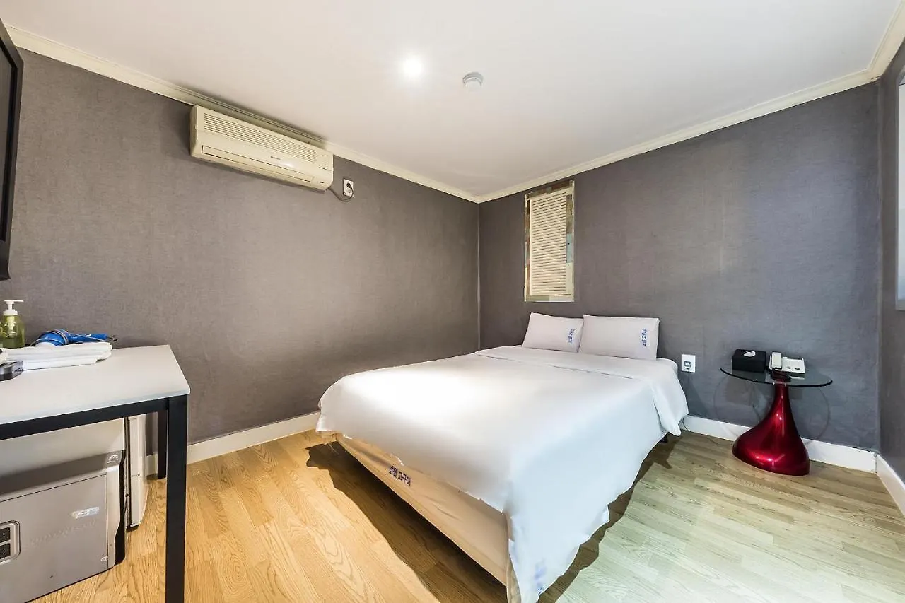 Motel In Seoul Sinchon Goguma Hotel